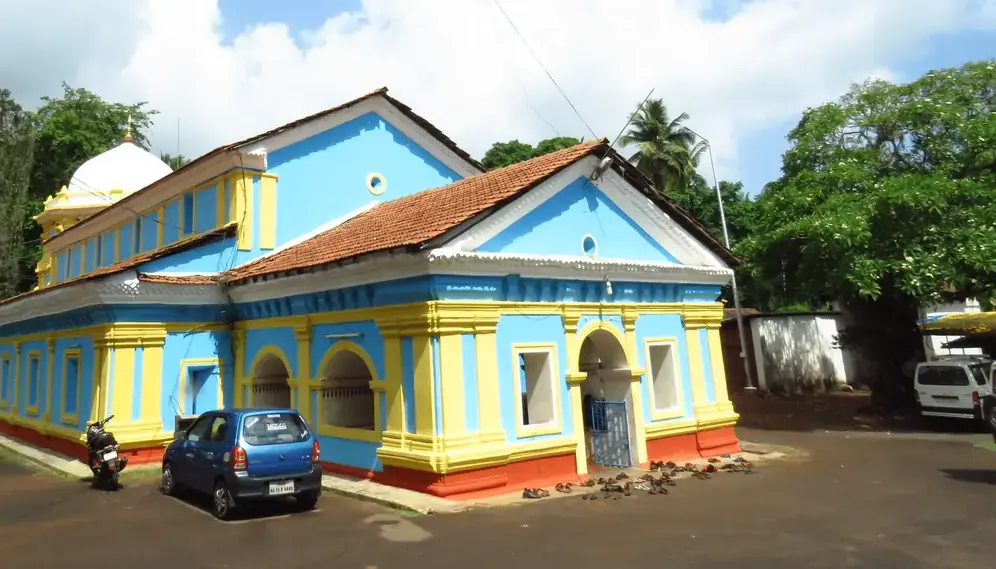 The cobalt and ochre painted temple at Narve